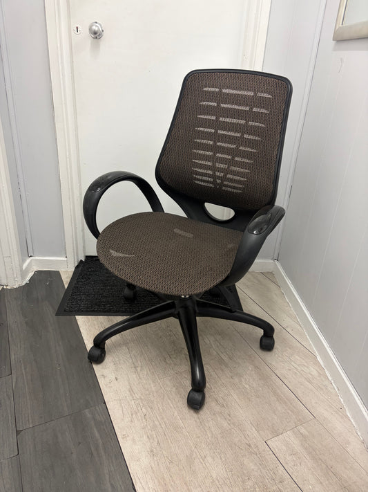 Pre-owned adjustable office chair - Mesh detailing. Bit of ware but good function