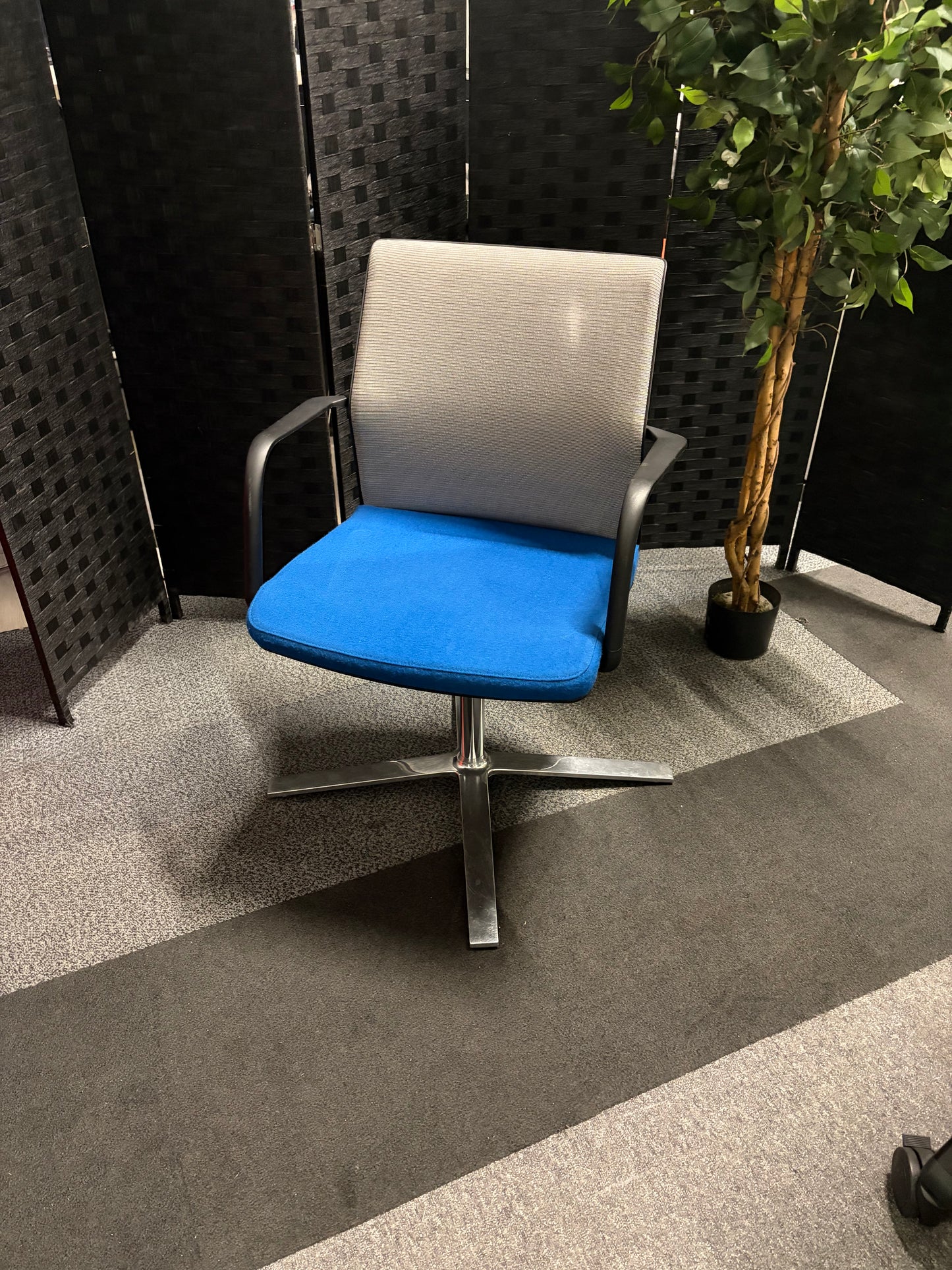 Used Orangebox Workday WD-CFA Meeting chair Blue Grey