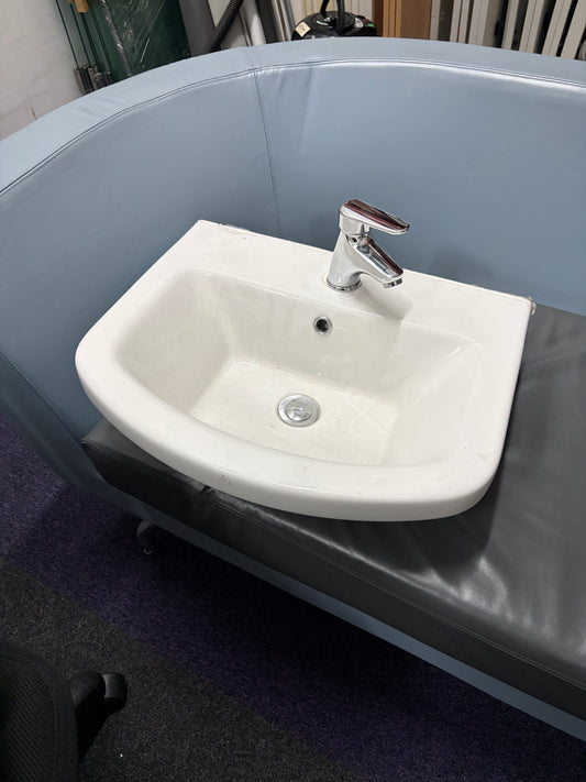 Pre-owned white ceramic wall-mounted wash basin