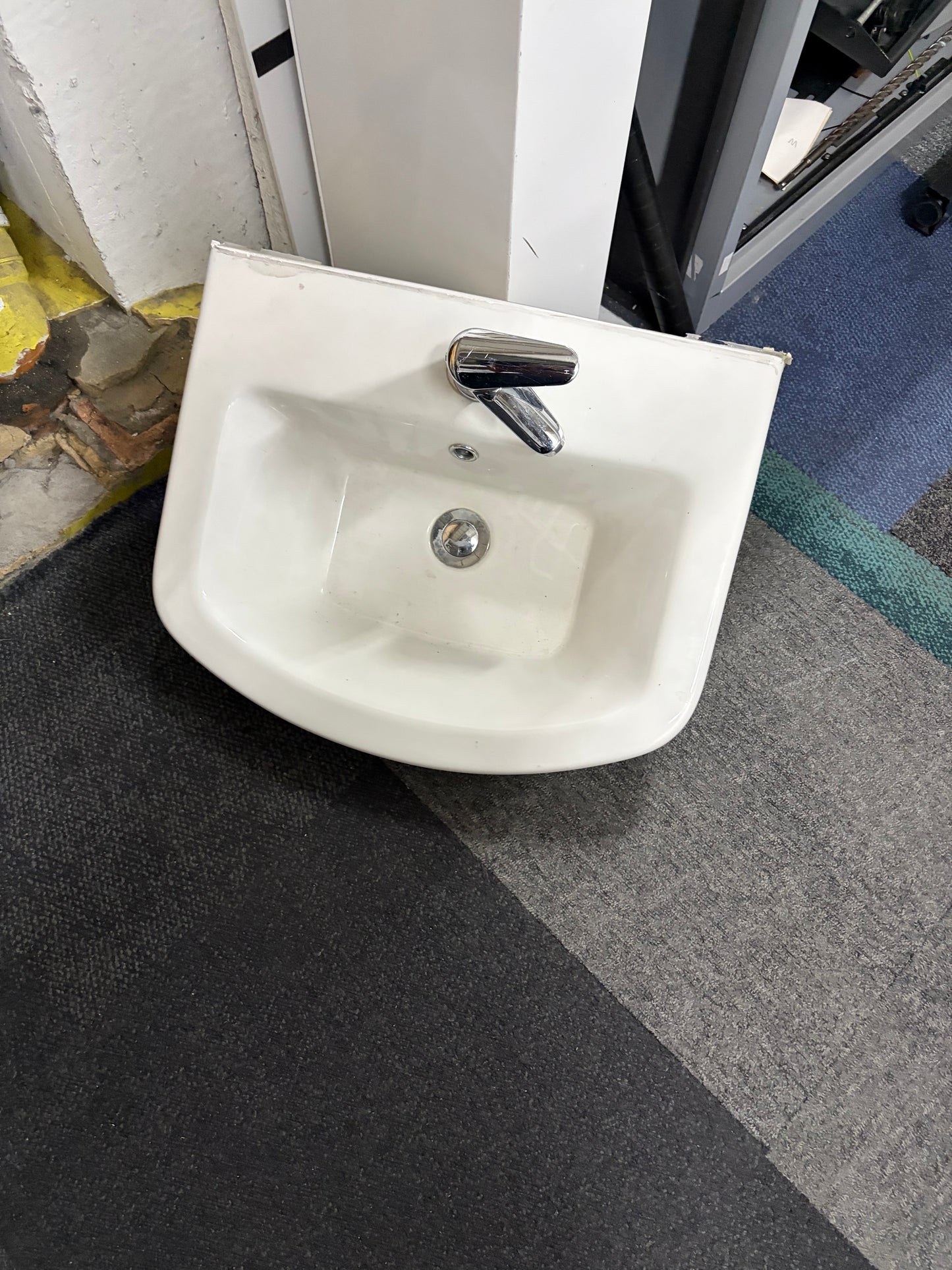 Pre-owned white ceramic wall-mounted wash basin