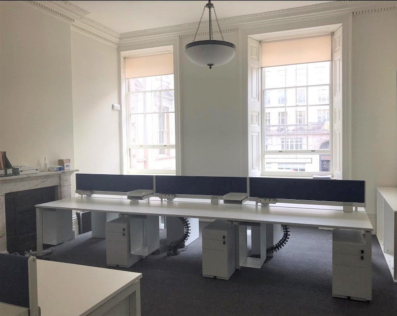 Used White Six Person Office Pod Style Desk by Herman Miller (Table top: 140cm x 80cm)