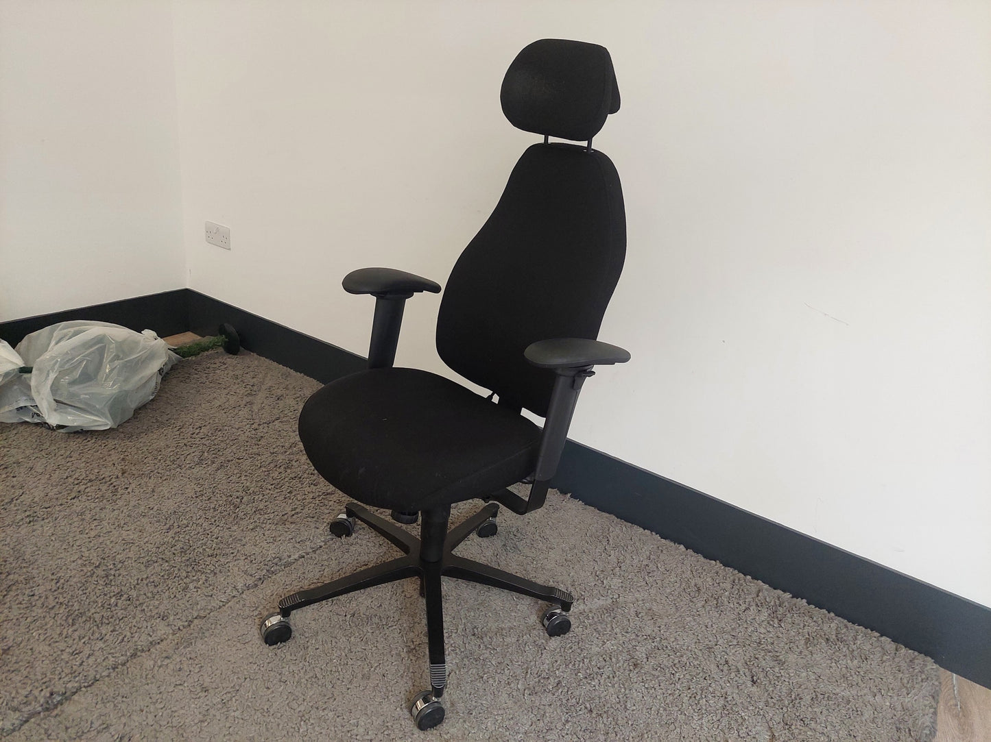 Desk chair in black with headrest