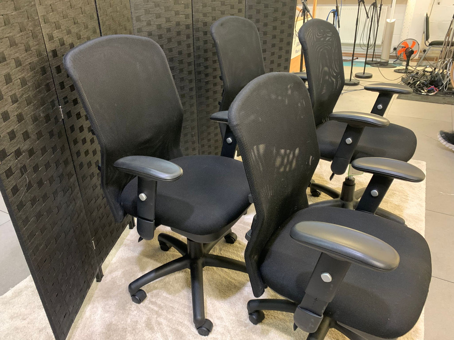 Second-hand Office Swivel Chair Black with Mesh-Back