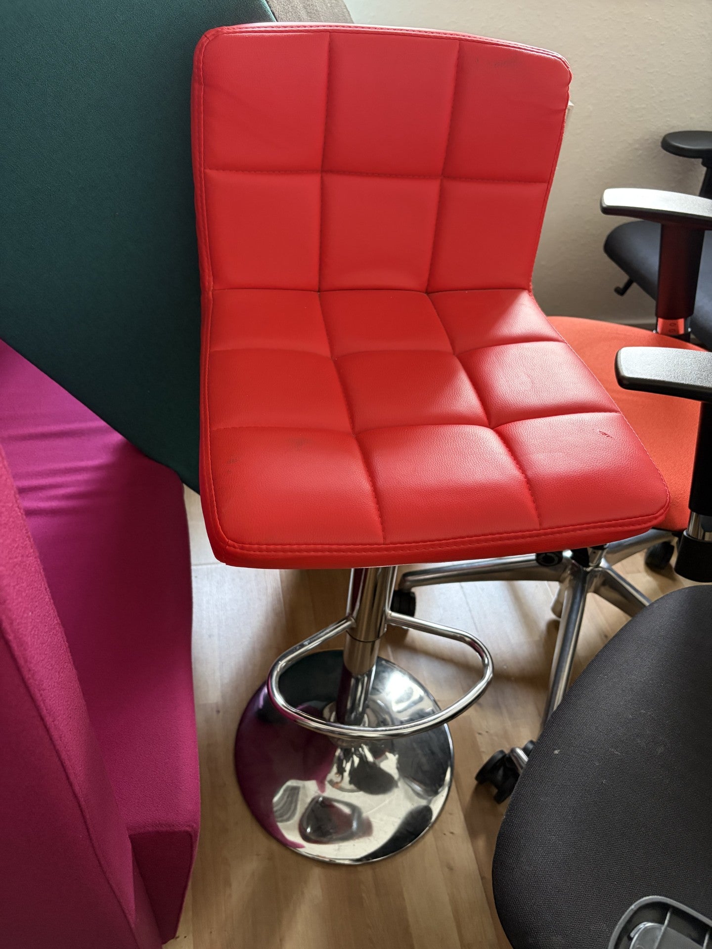 Pre-owned red faux leather tufted bar stool