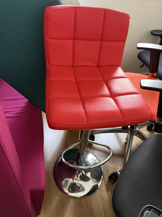 Pre-owned red faux leather tufted bar stool