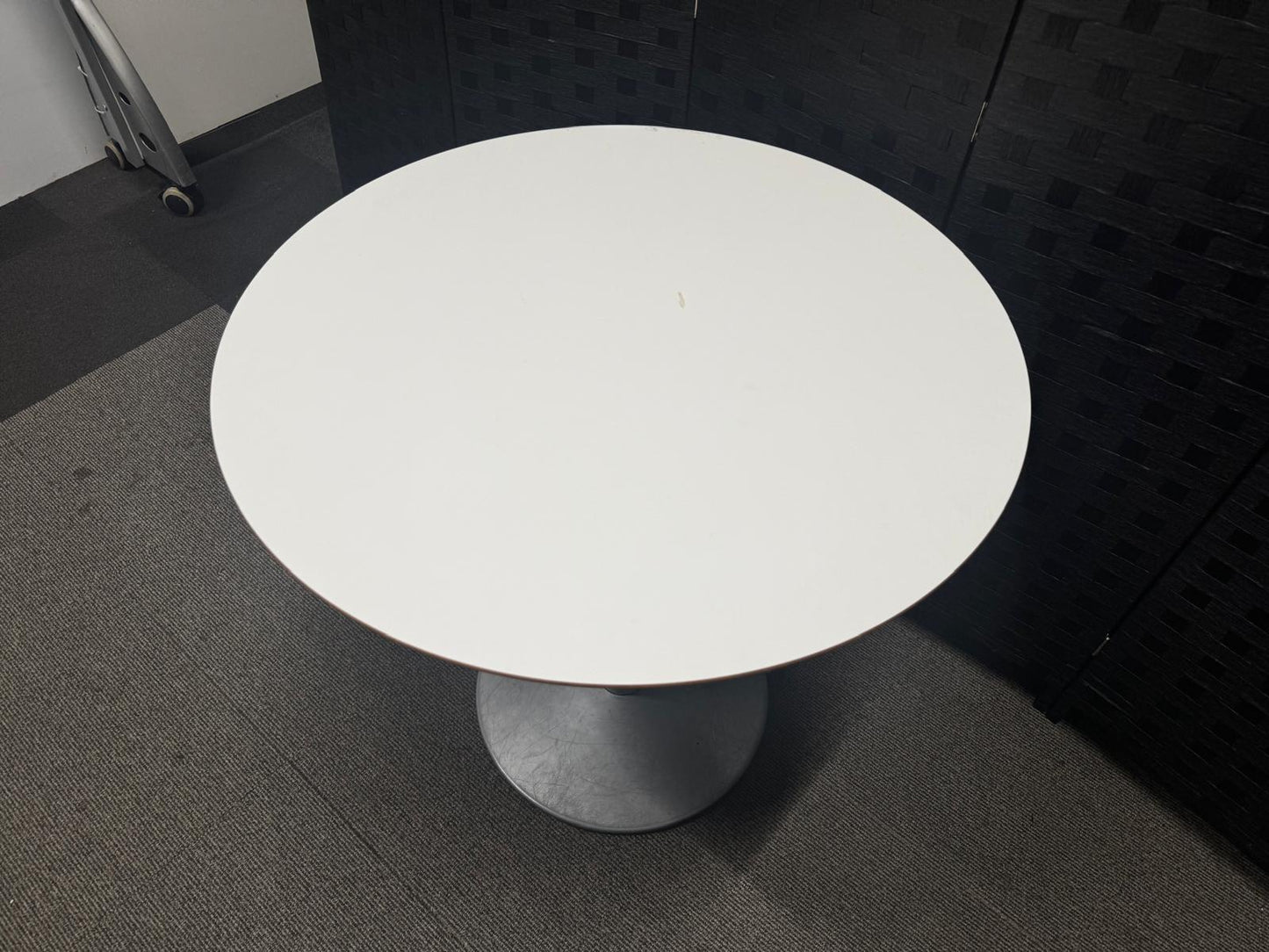 Second-hand White Office Meeting Room Round Table - 75cm Diameter