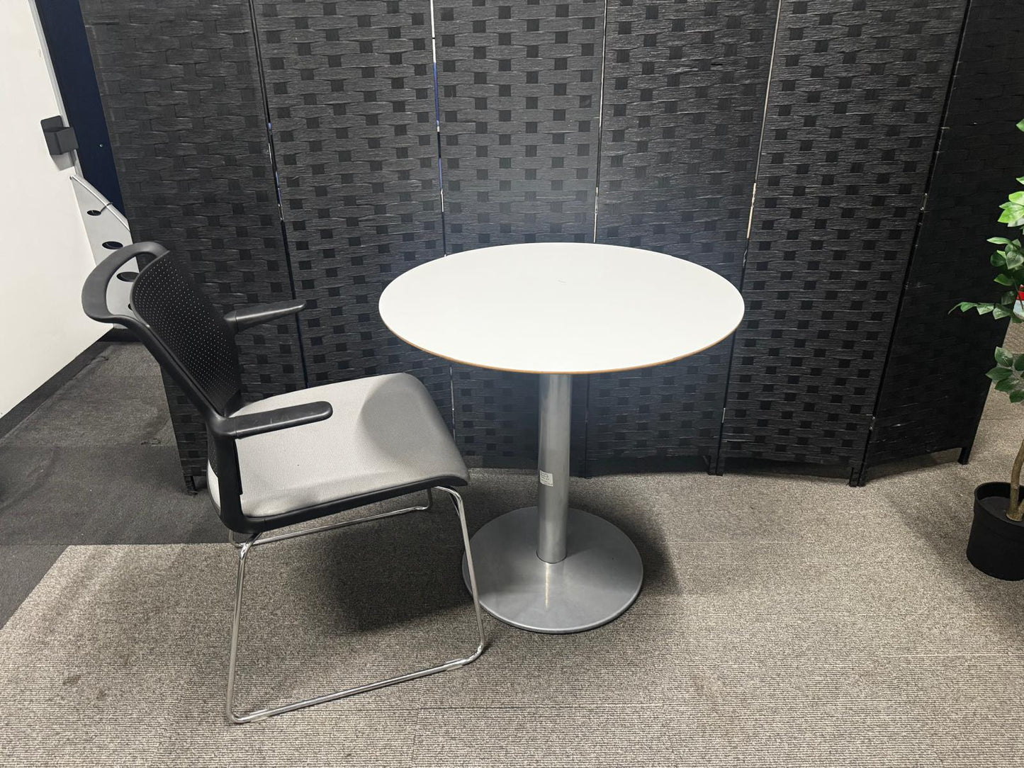 Second-hand White Office Meeting Room Round Table - 75cm Diameter