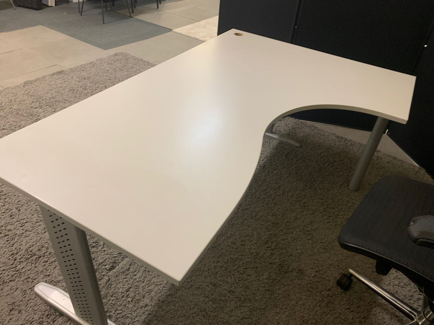 Used L shape corner office Light grey  executive large computer desk table 180cm x 120cm