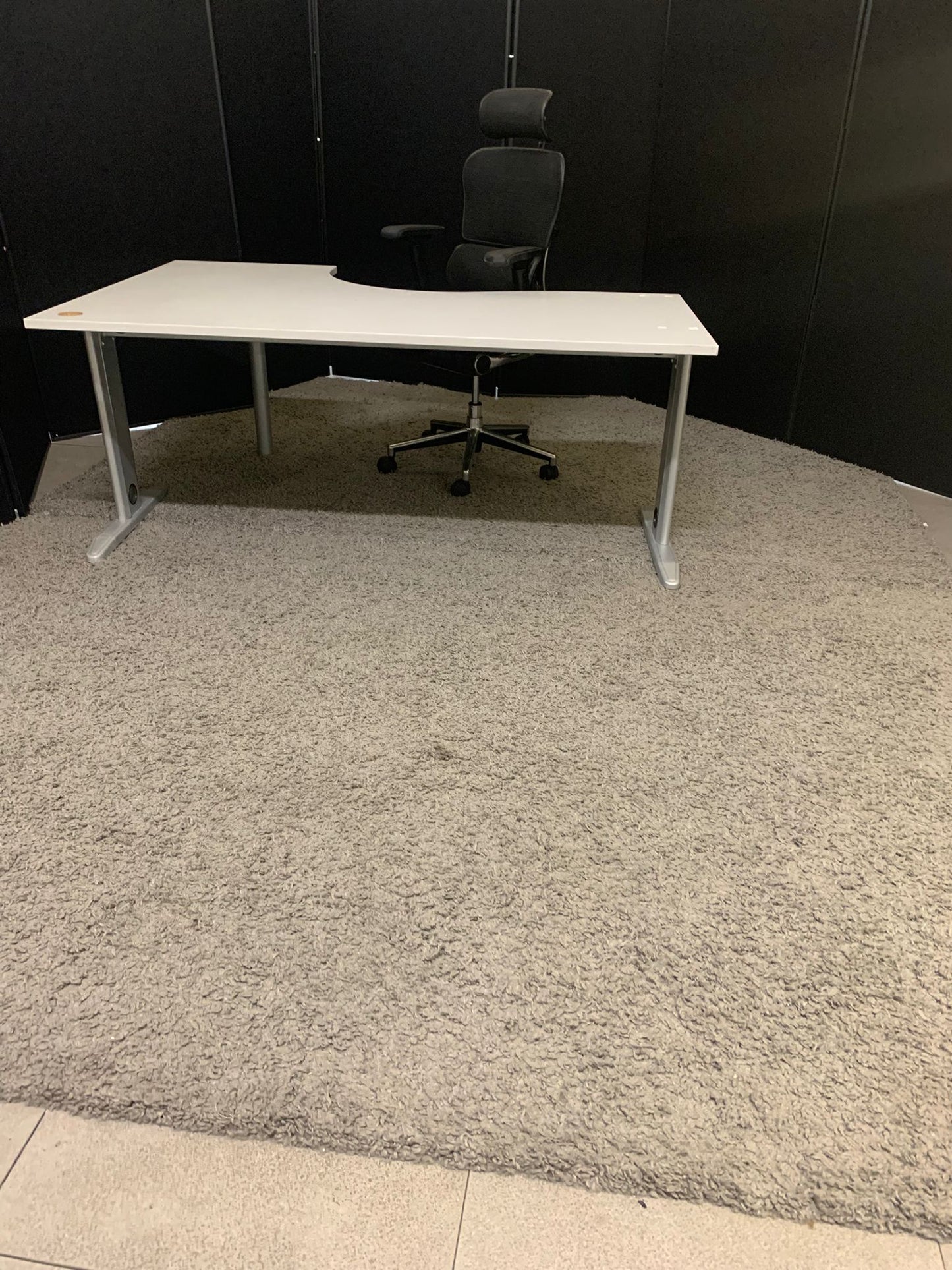 Used L shape corner office Light grey  executive large computer desk table 180cm x 120cm