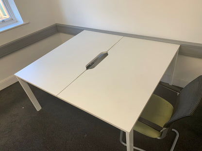 Second hand pod bench desk 2 persons white 140cm x160cm