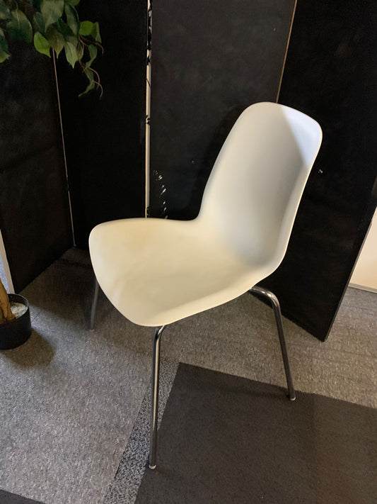 Used 17 x white short stool chrome legged office chair
