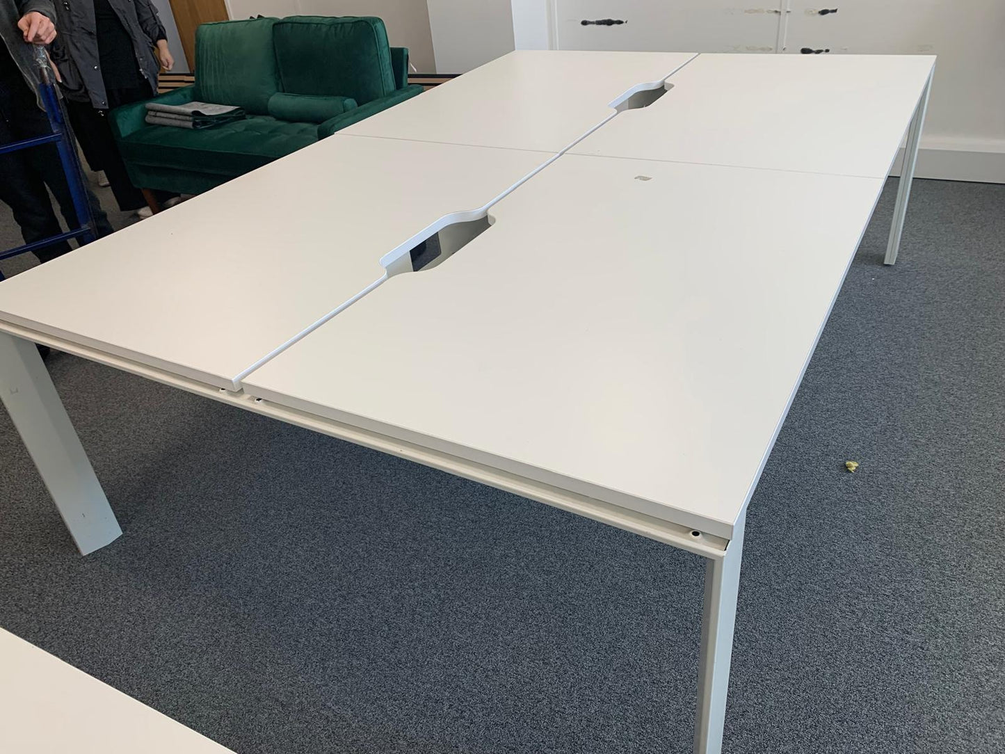 Second hand pod bench desk 4 persons white 119cm x 79cm each desk
