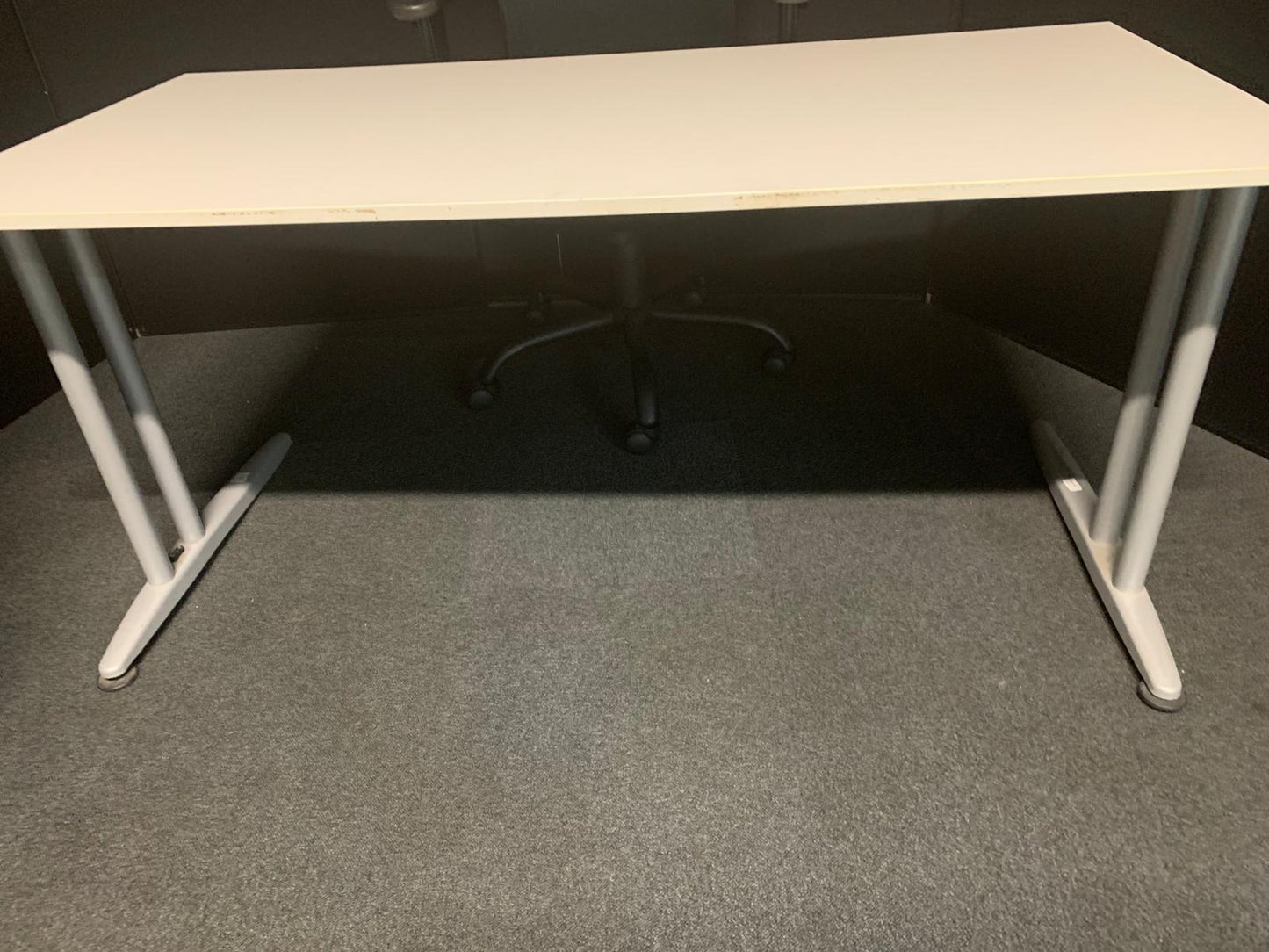 Secondhand Techo desks 160cm x 80cm - White