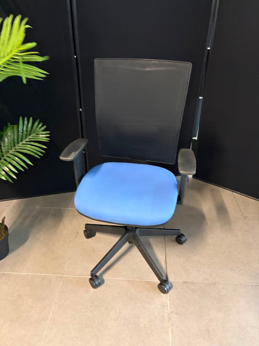Used multicoloured office chair bundle x  5 chairs ergonomic swivel