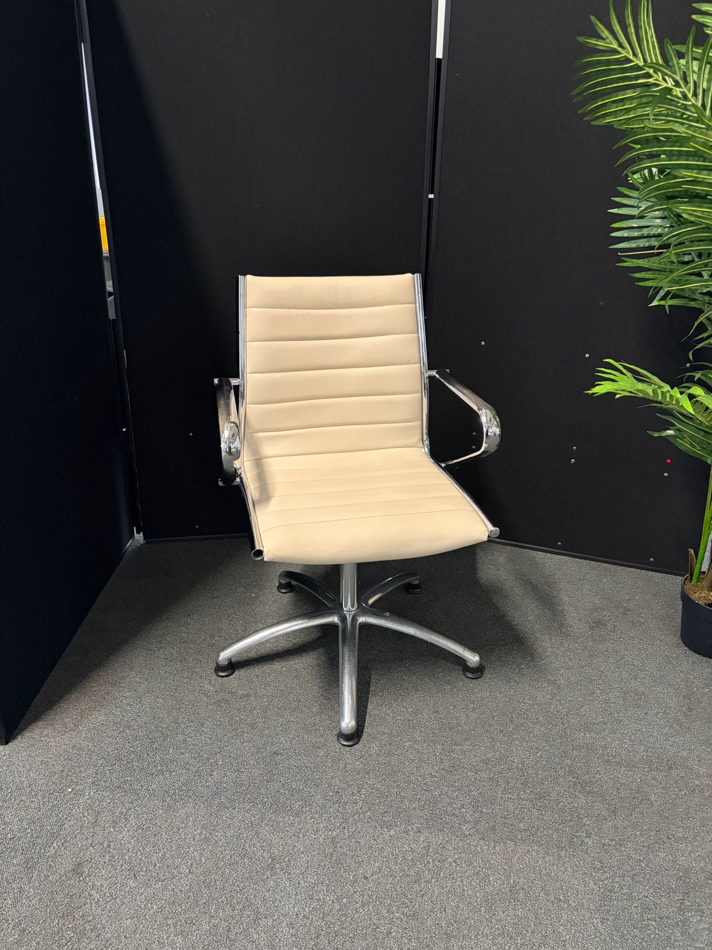 Preowned Sitland Chair Classic Conference Cream Leather on Chrome Swivel Base