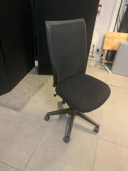 Secondhand armless ergonomic swivel office desk chair on castors