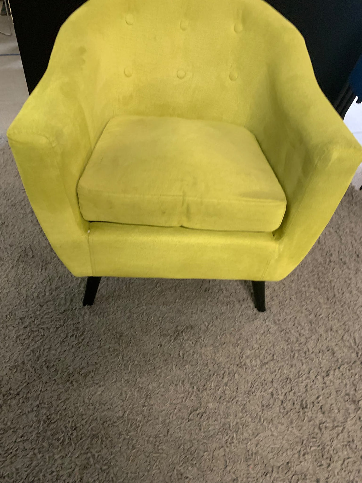 Second hand Armchair Parakeet green button-tufted backrest and dark wooden legs