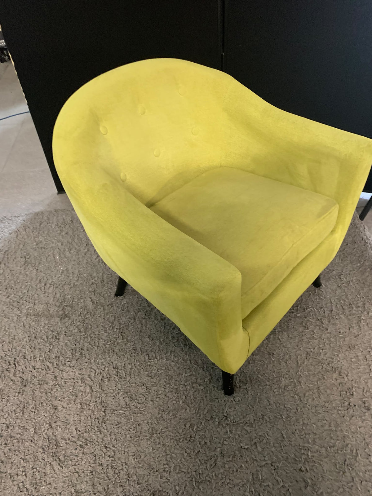 Second hand Armchair Parakeet green button-tufted backrest and dark wooden legs