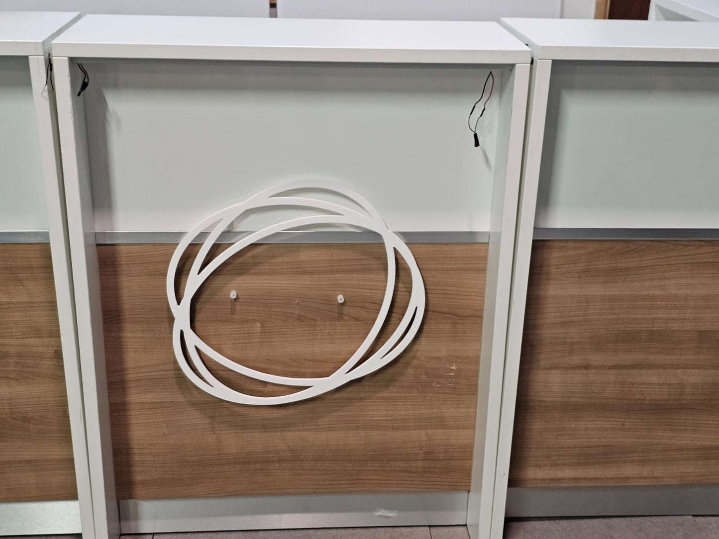 Used Second hand White and Wood Office Reception Desk with countertop H:117cm D:80cm W:240cm