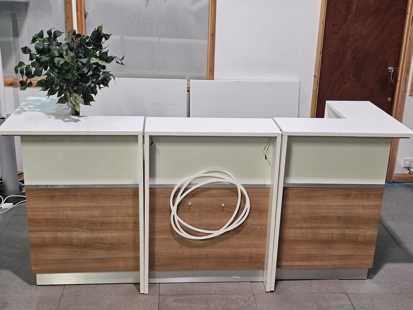 Used Second hand White and Wood Office Reception Desk with countertop H:117cm D:80cm W:240cm
