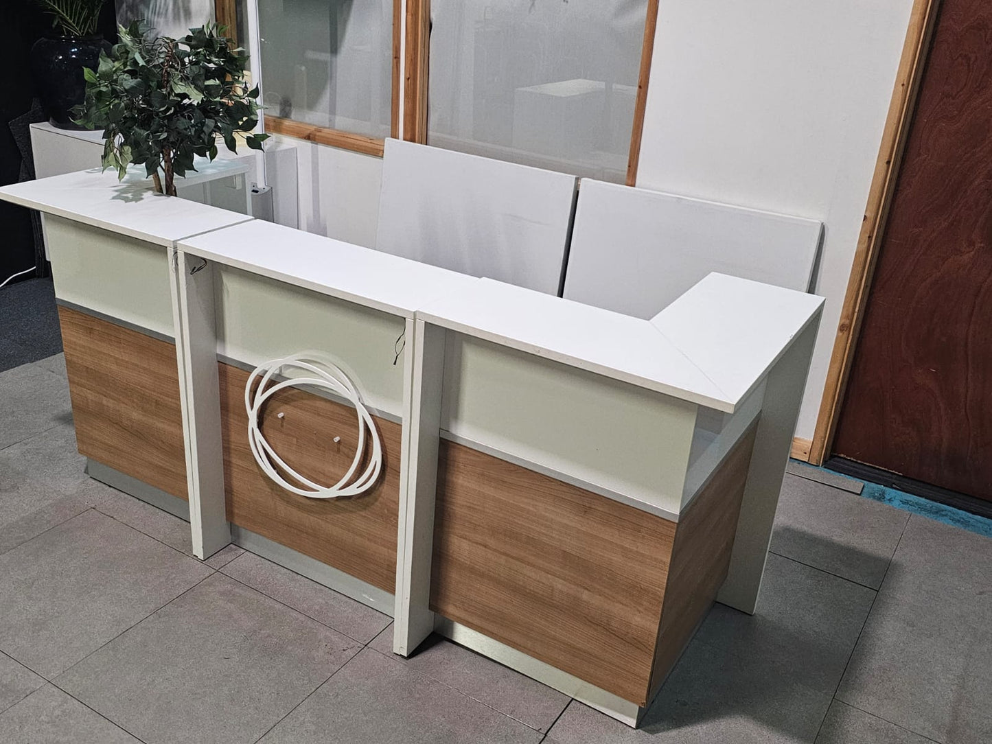 Used Second hand White and Wood Office Reception Desk with countertop H:117cm D:80cm W:240cm