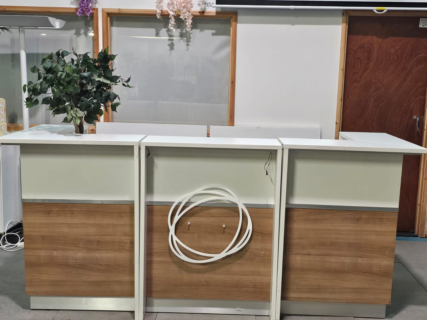 Used Second hand White and Wood Office Reception Desk with countertop H:117cm D:80cm W:240cm
