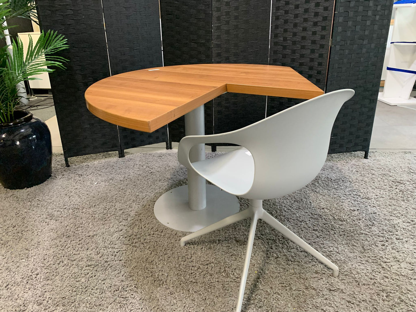 Modern wood finish breakout table 120cm diameter