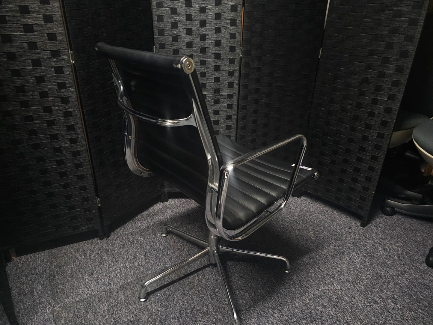 Black leatherette Swivel Meeting Chair- Ribbed Auto-Return Swivel Chair