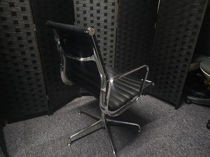 Black leatherette Swivel Meeting Chair- Ribbed Auto-Return Swivel Chair