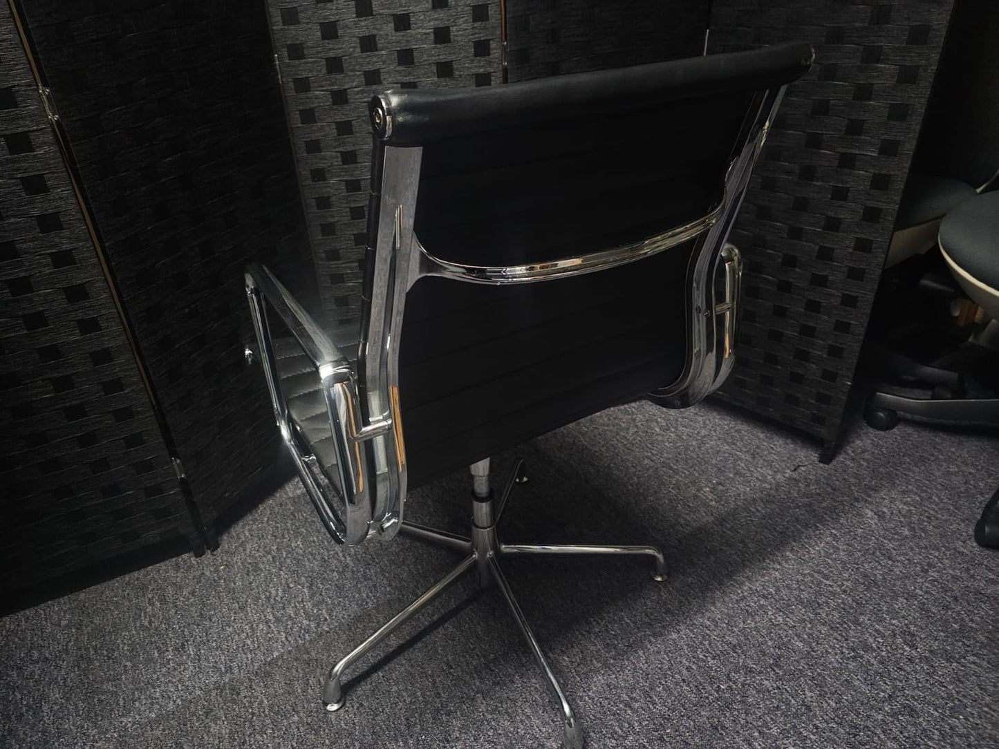 Black leatherette Swivel Meeting Chair- Ribbed Auto-Return Swivel Chair