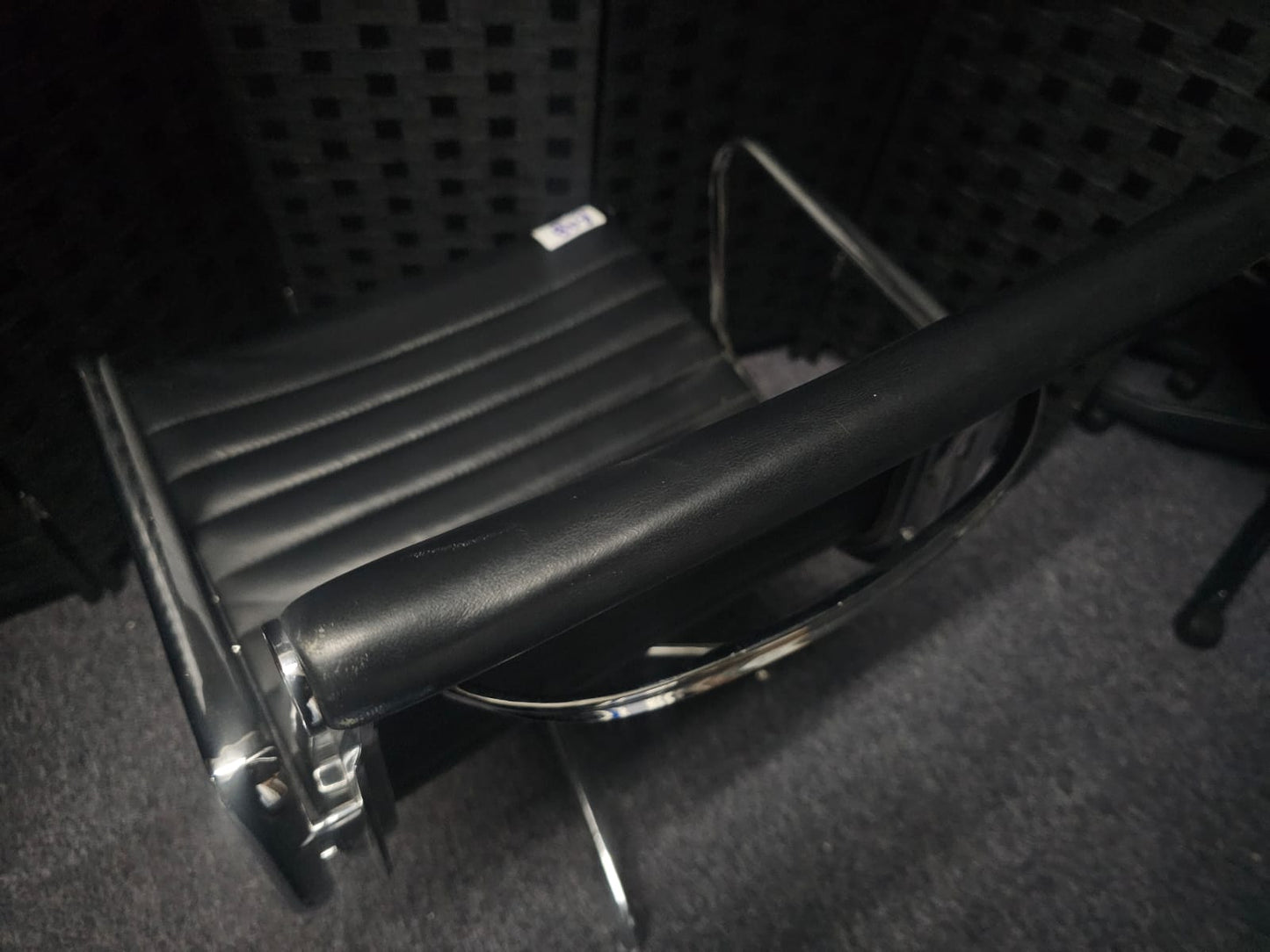 Black leatherette Swivel Meeting Chair- Ribbed Auto-Return Swivel Chair