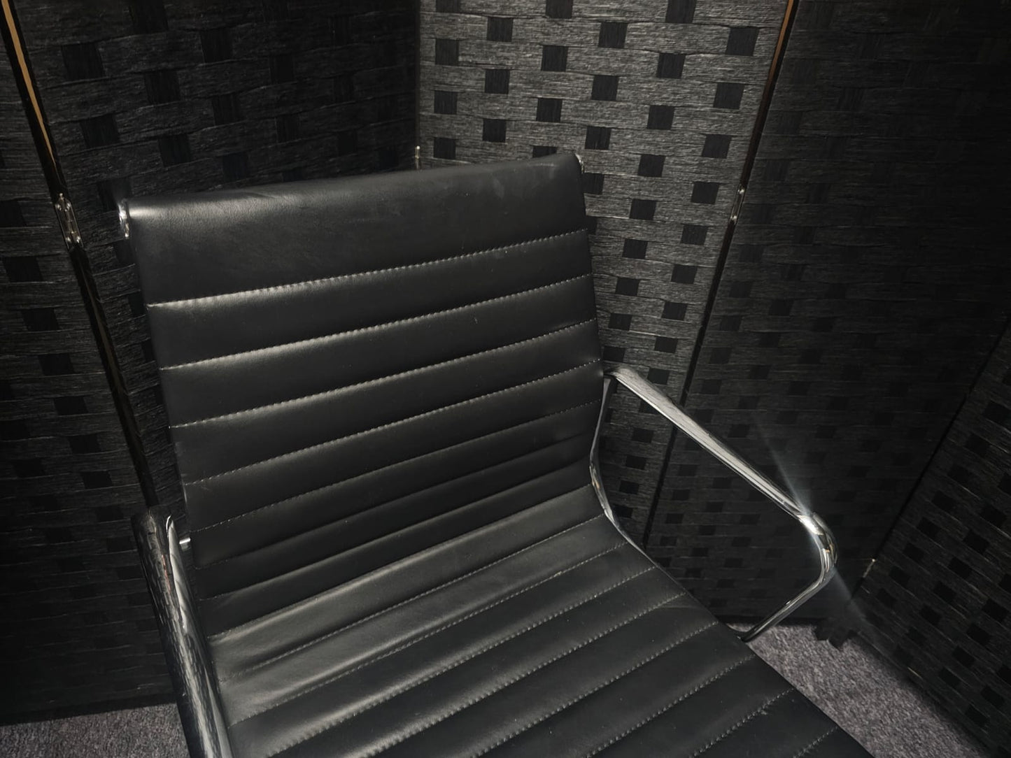 Black leatherette Swivel Meeting Chair- Ribbed Auto-Return Swivel Chair