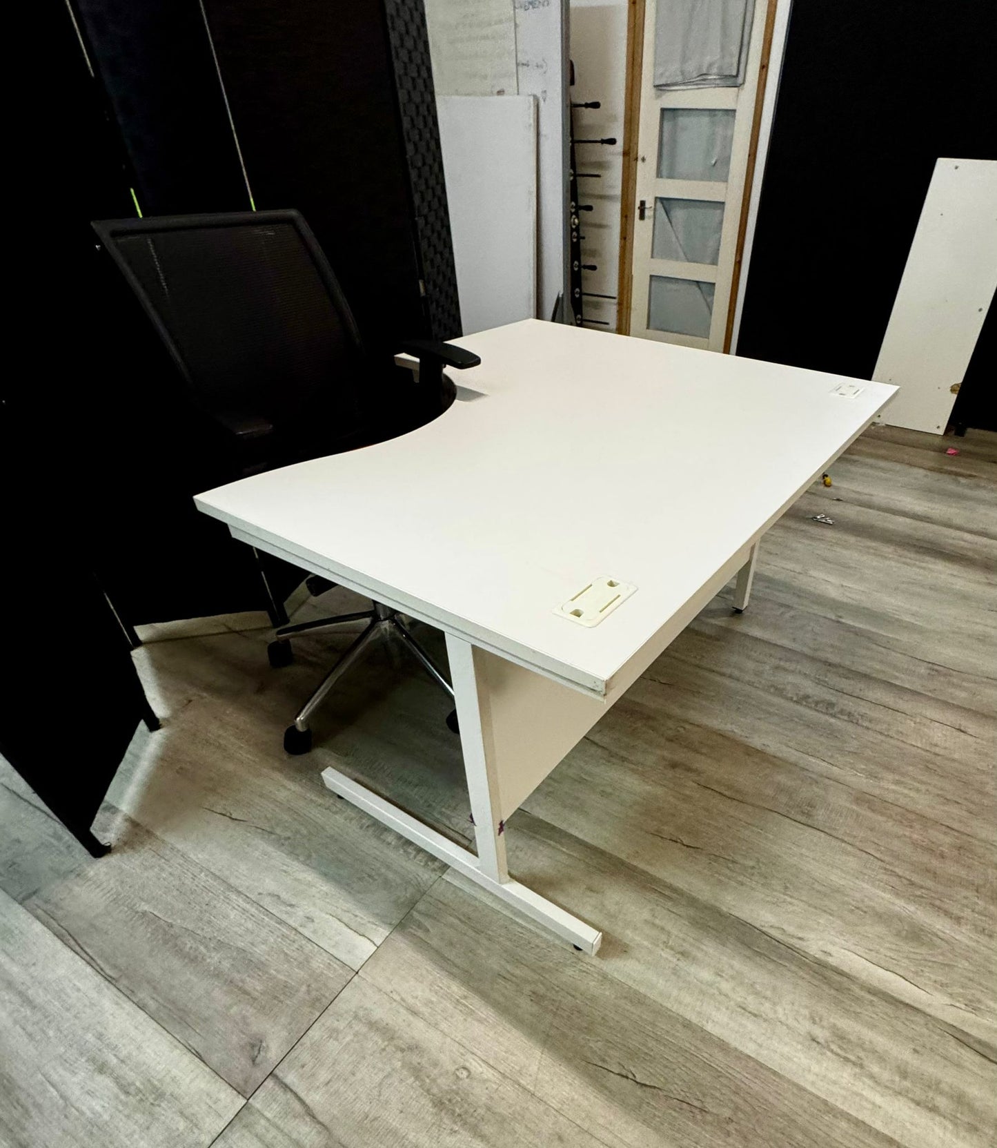Second hand Lshape desk White 140cm x 120cm