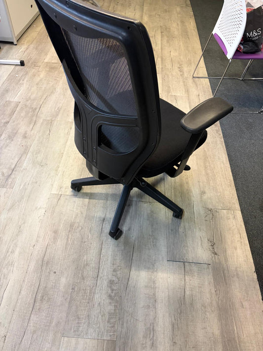 Secondhand ergonomic swivel office desk chair on castors
