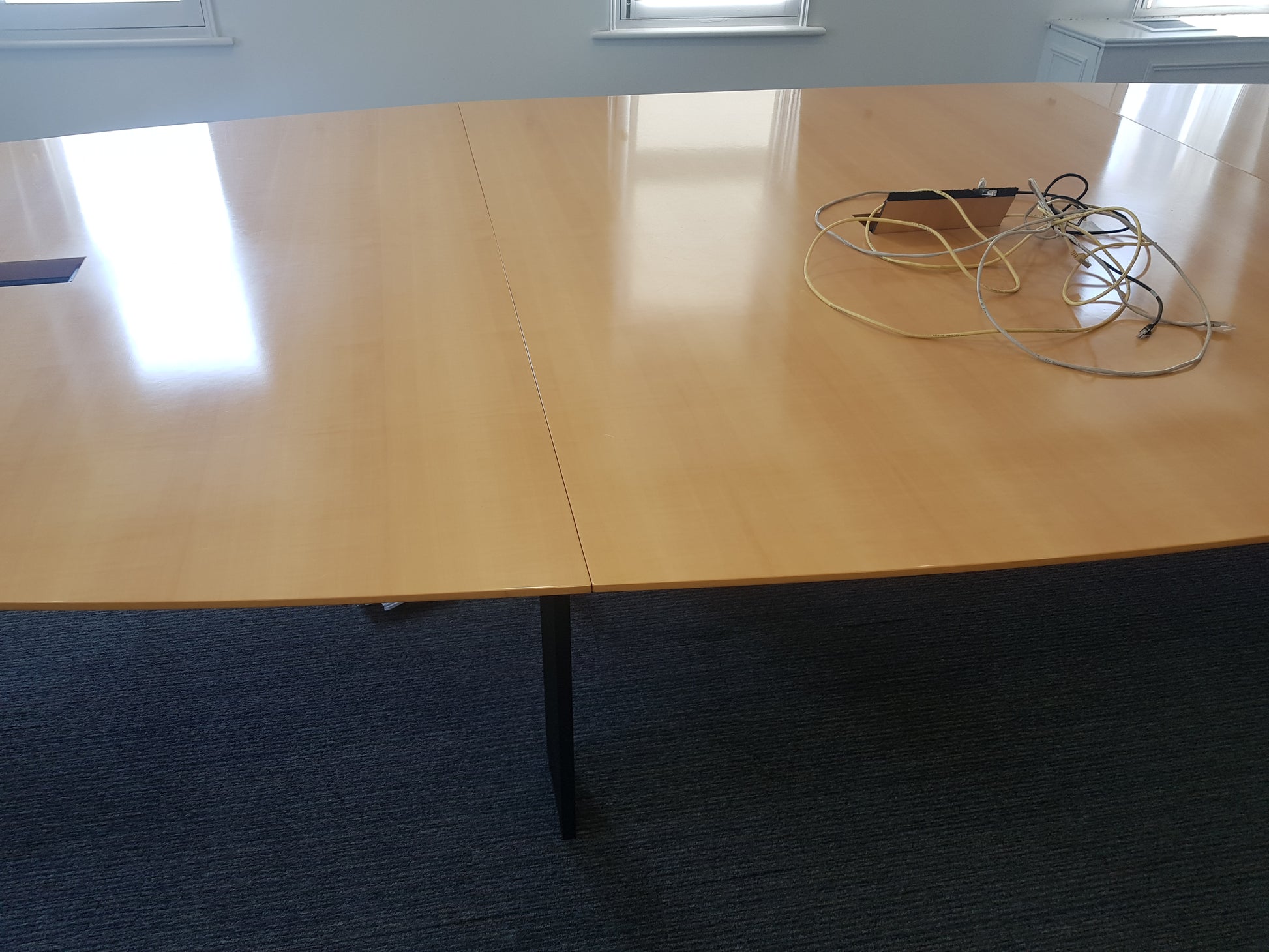 boardroom-conference-table-middle-cables