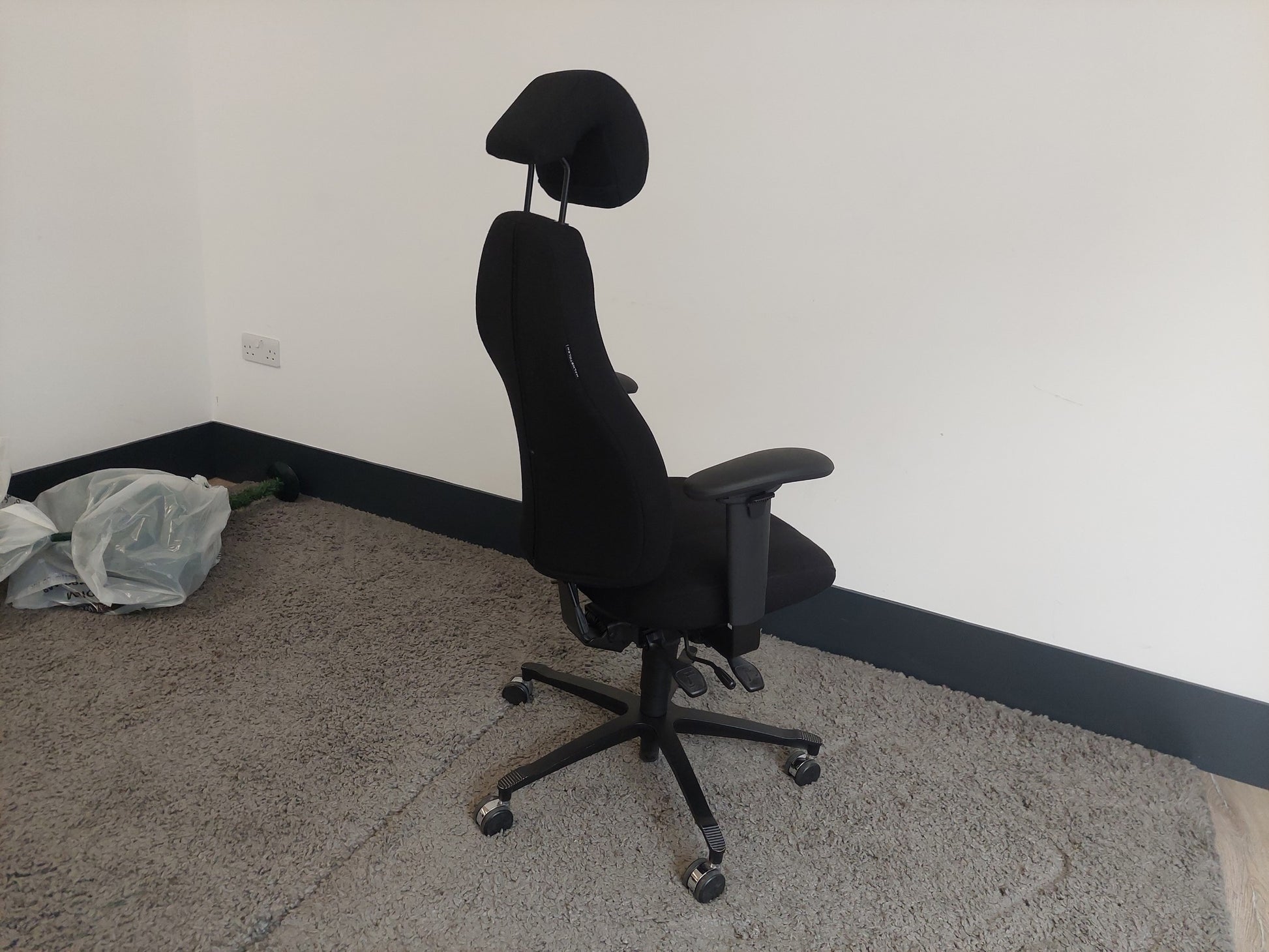 Office Swivel chair with headrest in black