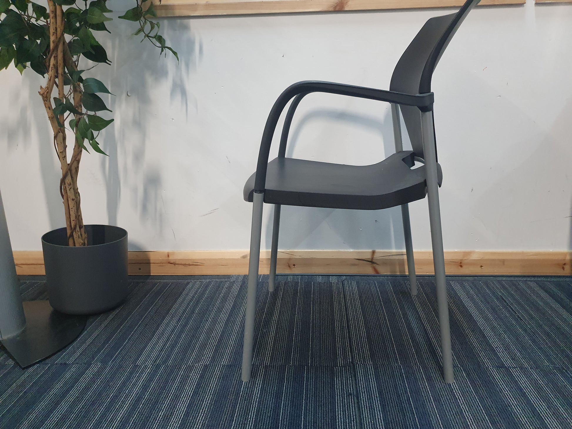 side of meeting stick chair in black with armrests