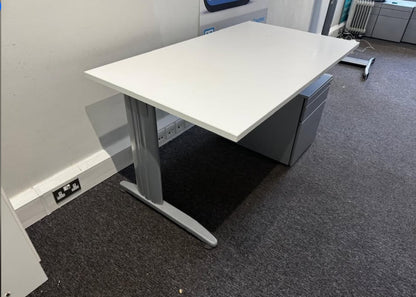 Used Desk white single freestanding office table 140cm w x 80cm d x 73cm h