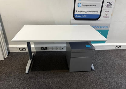 Used Desk white single freestanding office table 140cm w x 80cm d x 73cm h