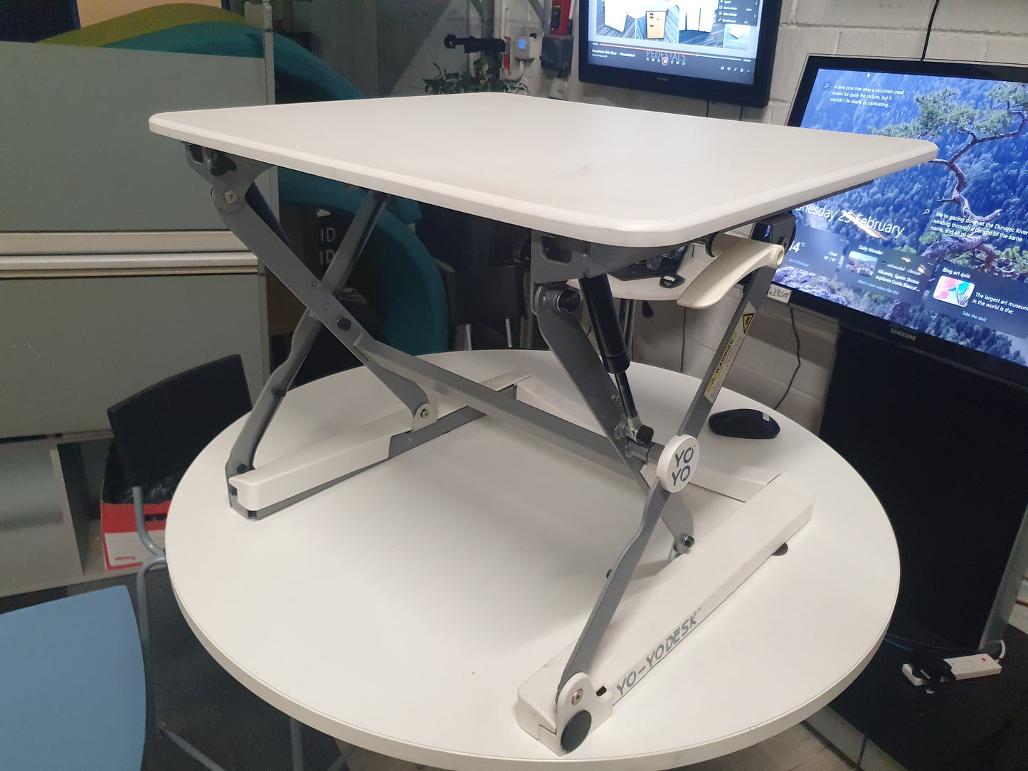 Used Yo yo desk height adjustable white 56 x 70cm