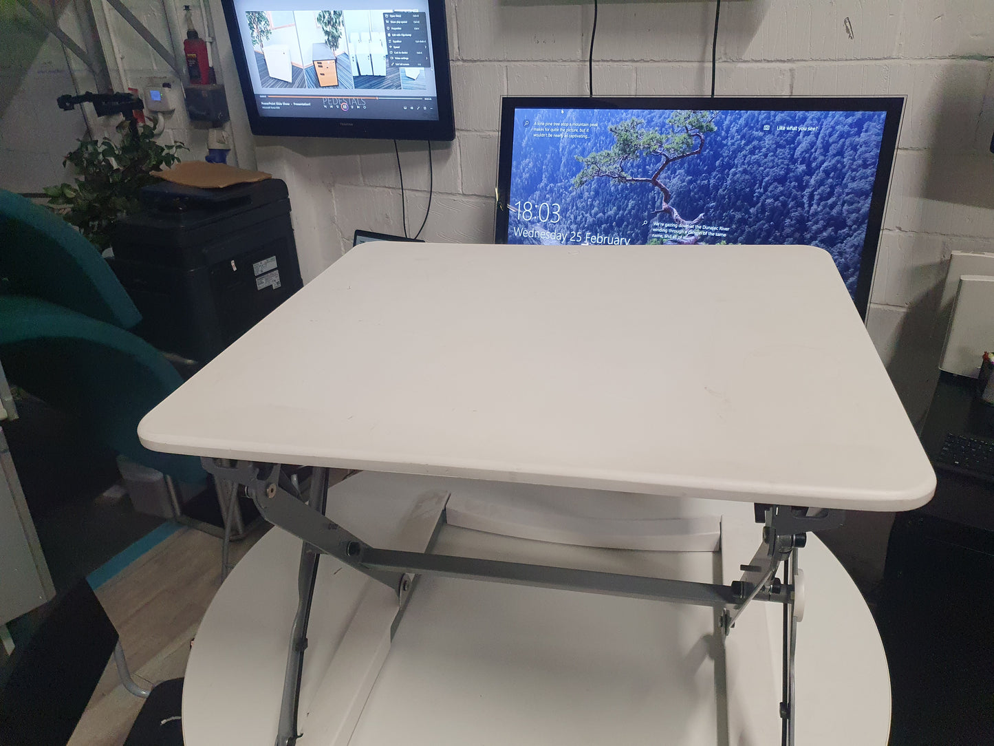Used Yo yo desk height adjustable white 56 x 70cm