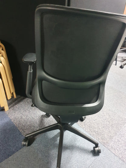 Used Curved Back Black Mesh Swivel chair Besthul