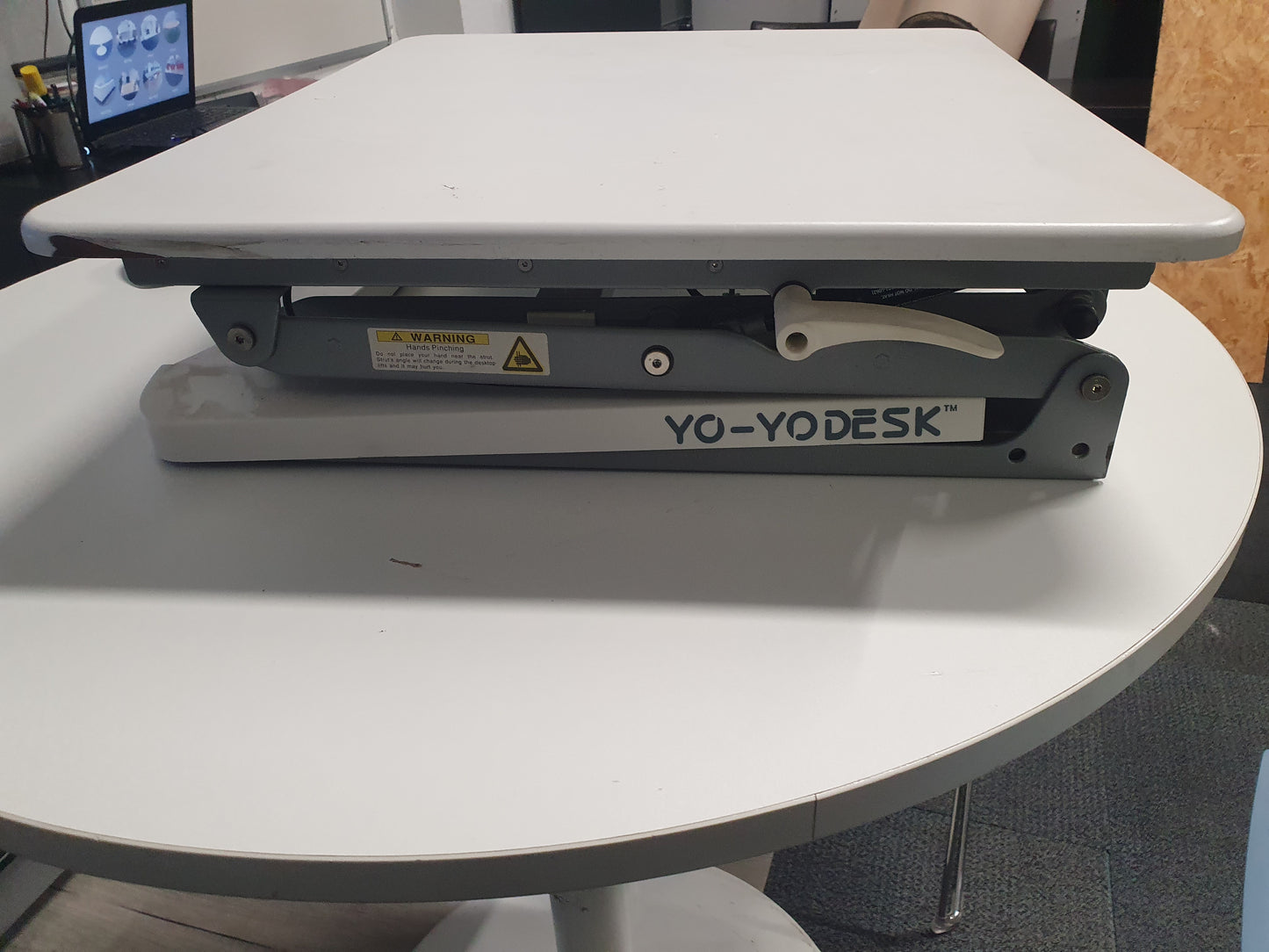 Used Yo yo desk height adjustable white 56 x 70cm