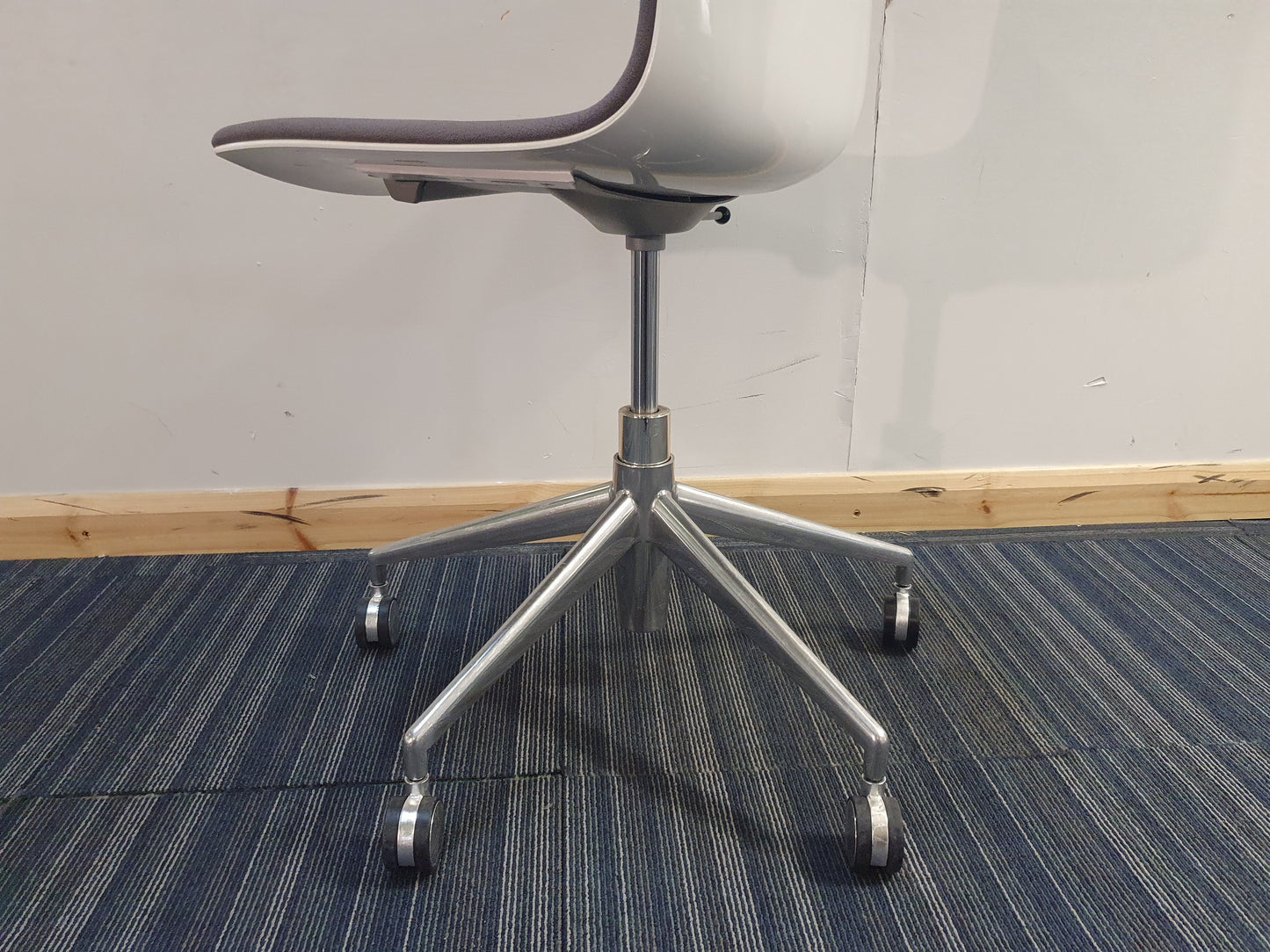 Seat base, castors and swivel leg of Arper Catifa Swivel Chair