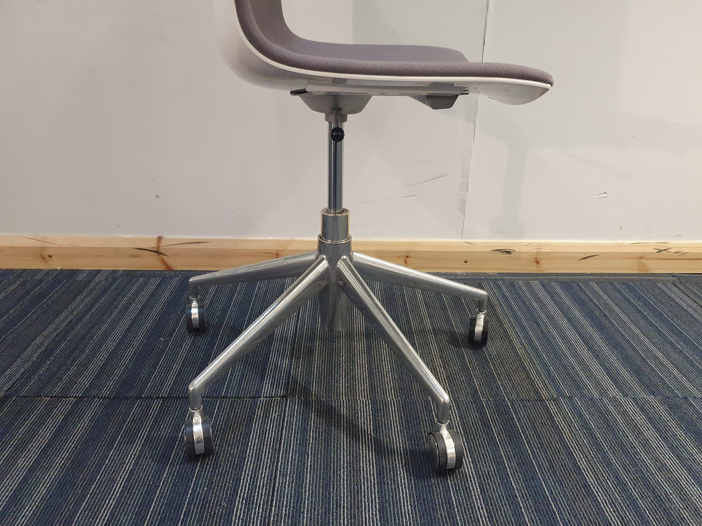 Seat base, swivel leg and castors of Arper Catifa Swivel Chair